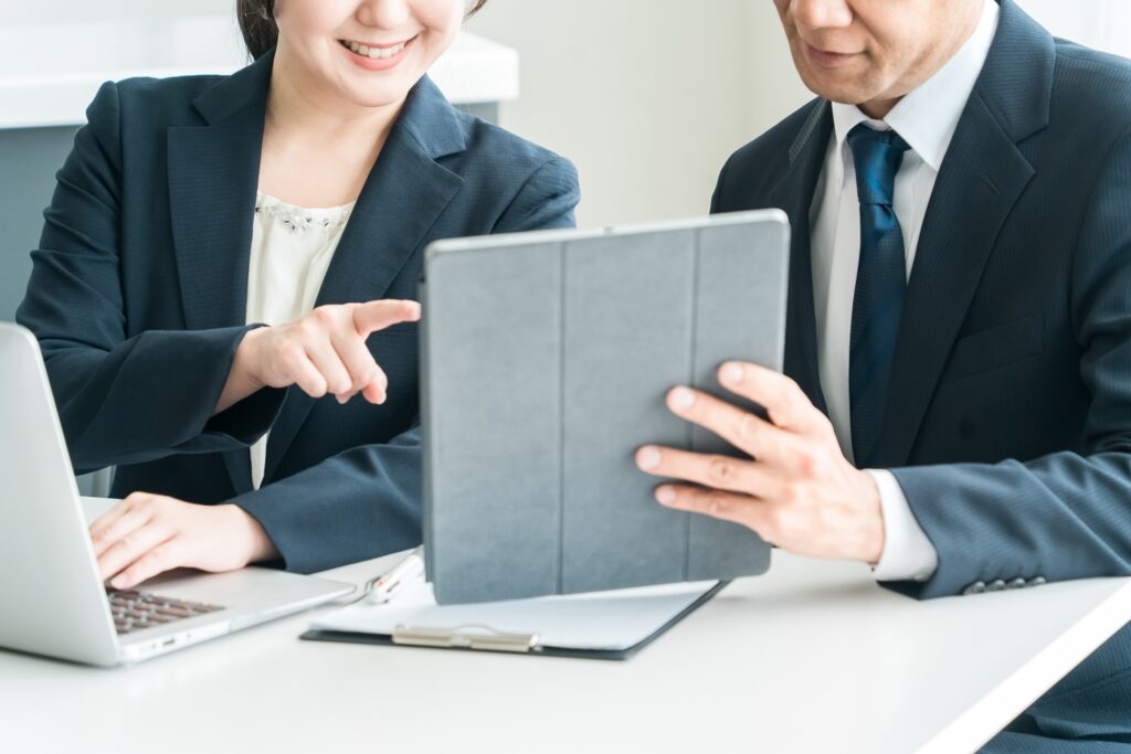 男性と女性が打ち合わせをしている様子